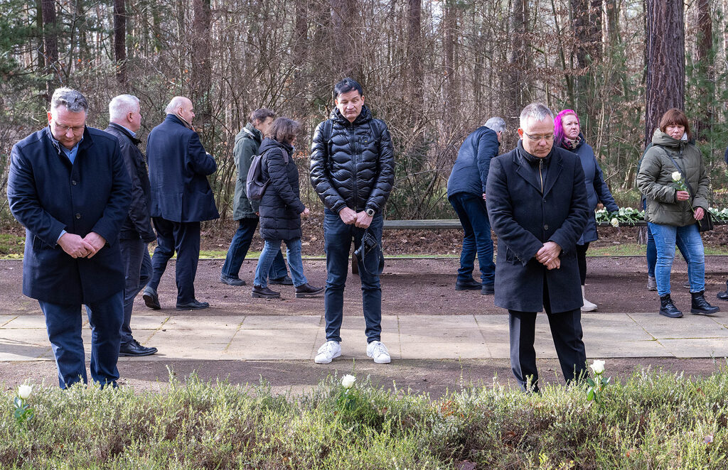 Menschen in stillem Gedenken auf dem Heidefriedhof